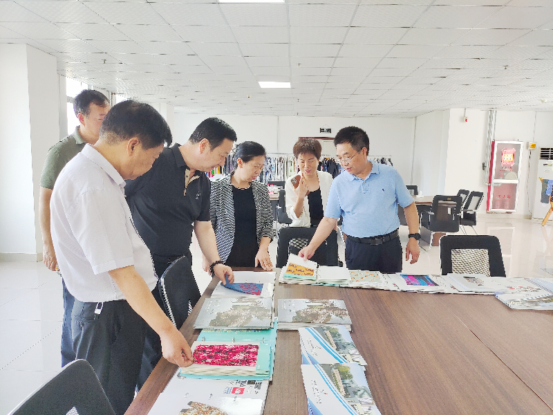 河南省工信廳副廳長常繼紅，河南省服裝協(xié)會常務(wù)會長袁建龍等多位領(lǐng)導(dǎo)一行蒞臨飛鷺參觀調(diào)研